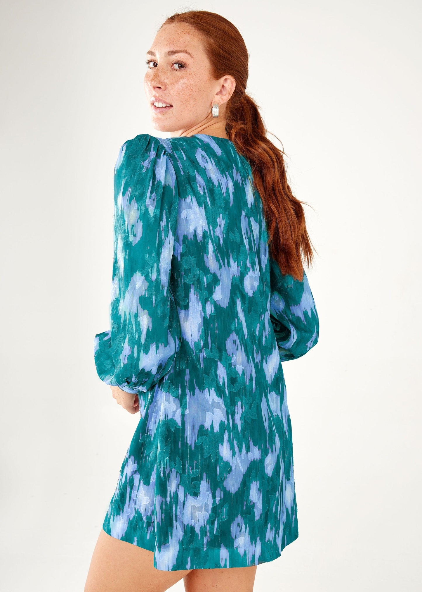 Robe Ellen en mousseline de soie ikat bleu sarcelle