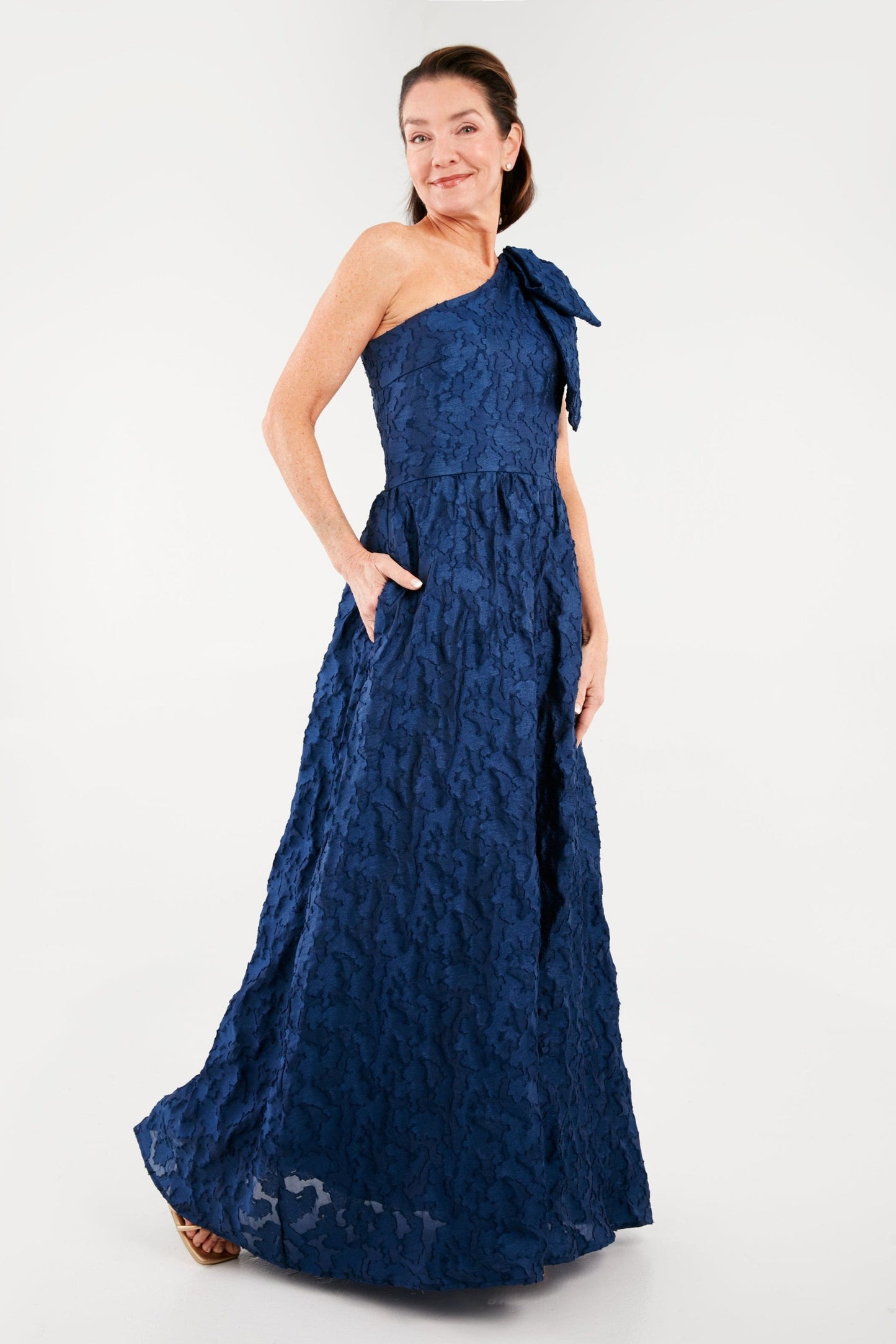Robe Caroline à une épaule en organza bleu marine