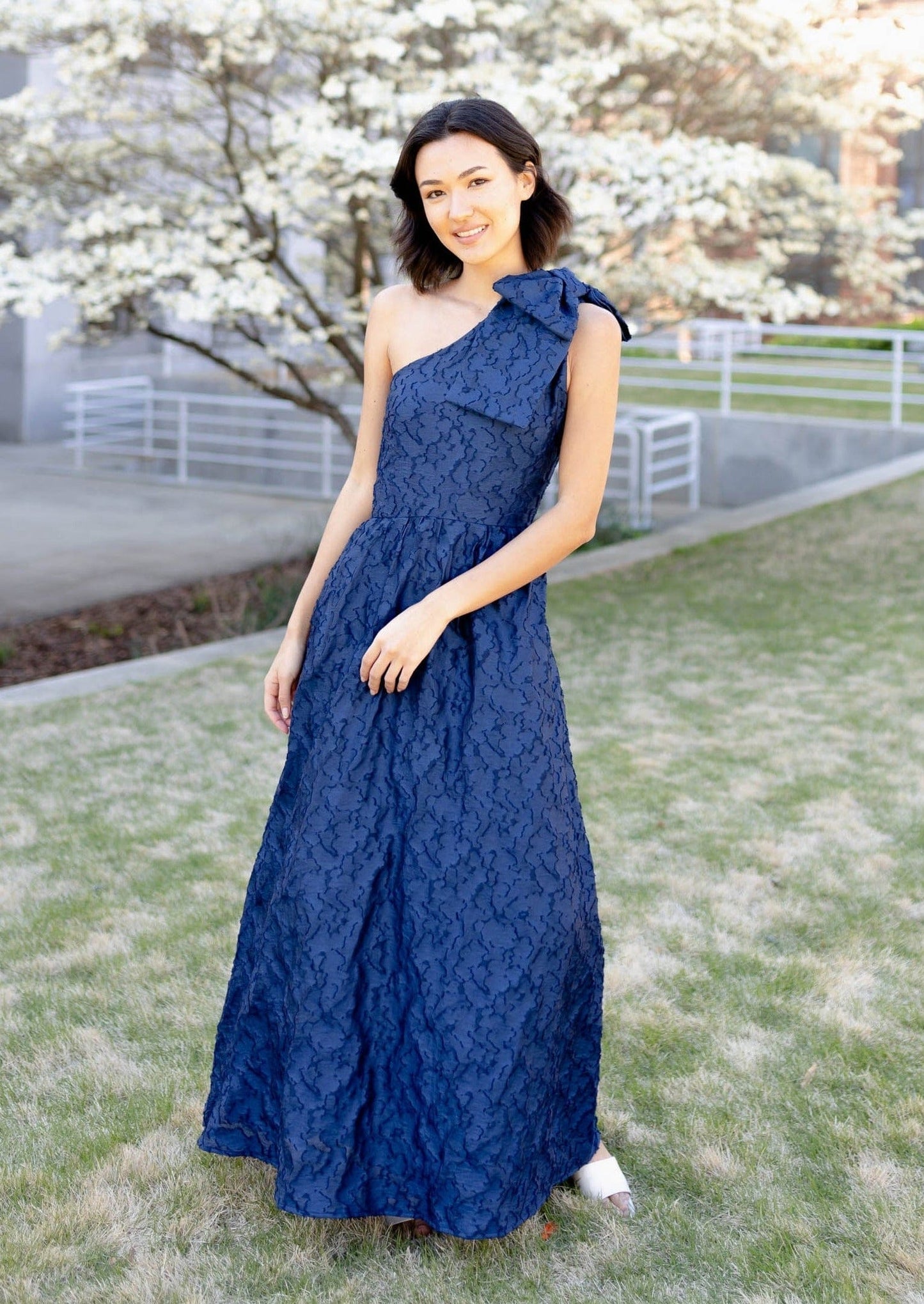 Robe Caroline à une épaule en organza bleu marine