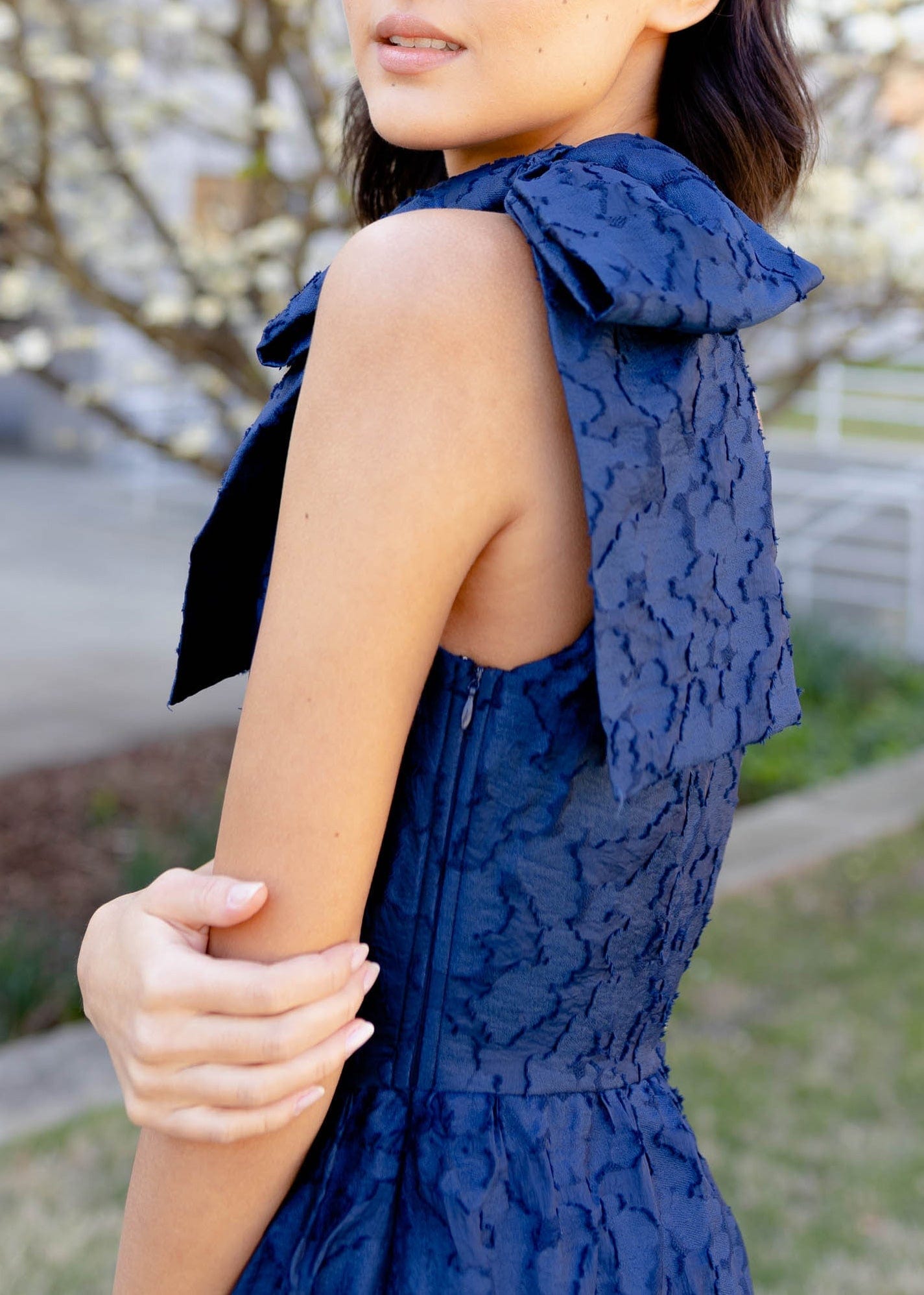 Robe Caroline à une épaule en organza bleu marine