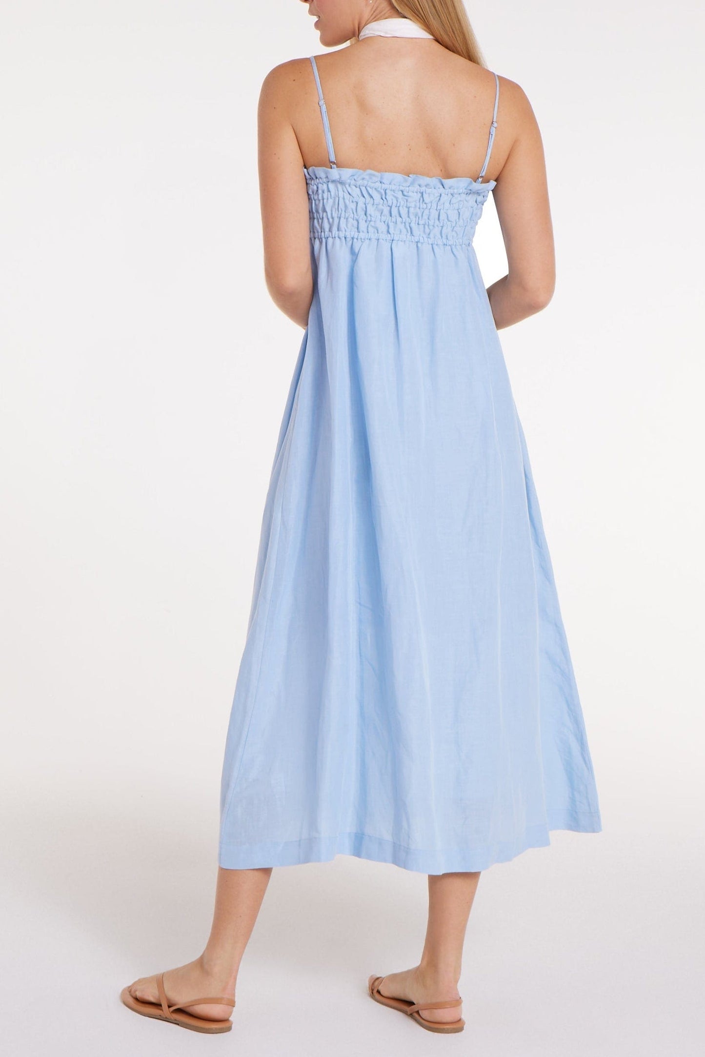 Robe mi-longue à bretelles spaghetti et smocks Margot en bleu chambray