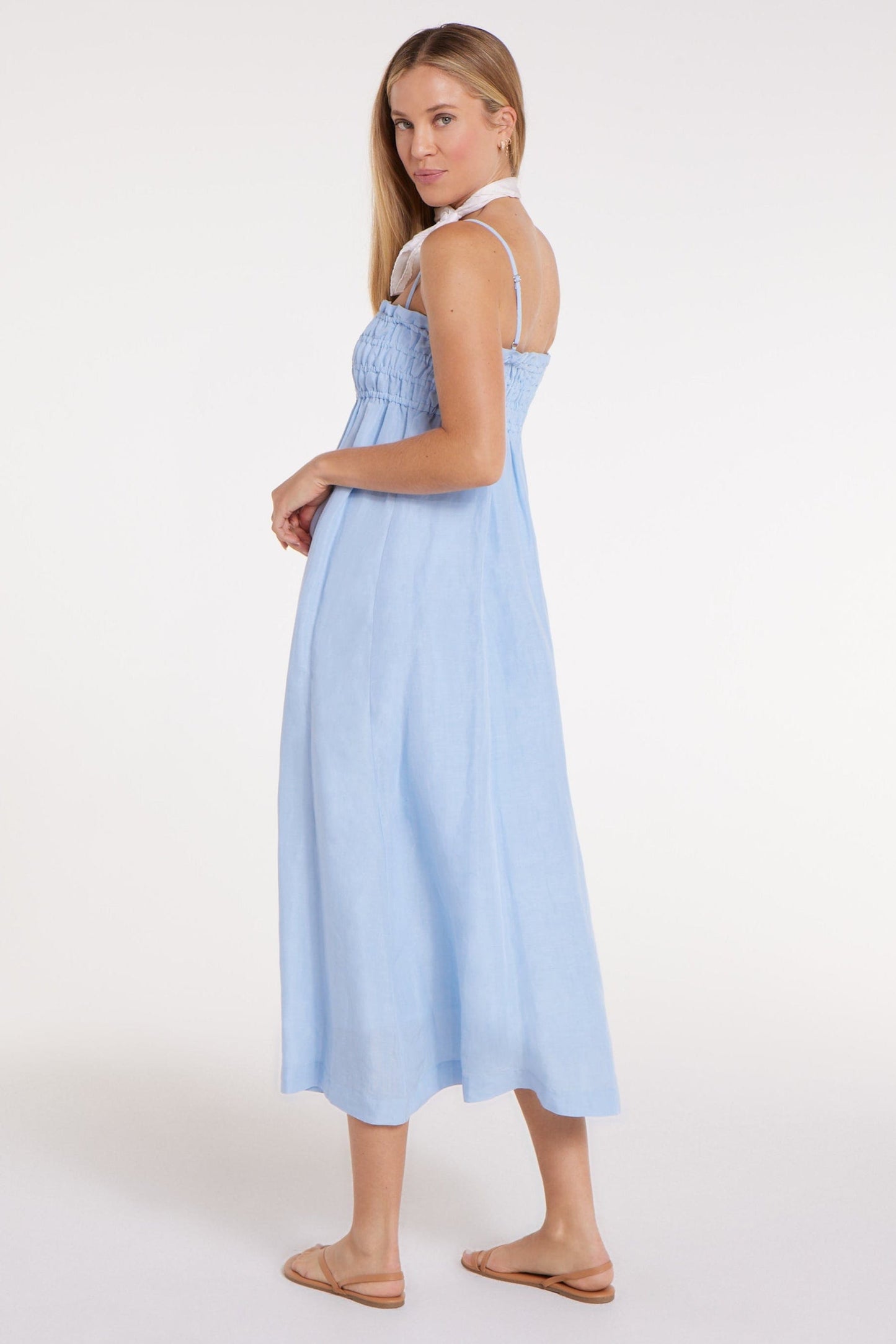 Robe mi-longue à bretelles spaghetti et smocks Margot en bleu chambray