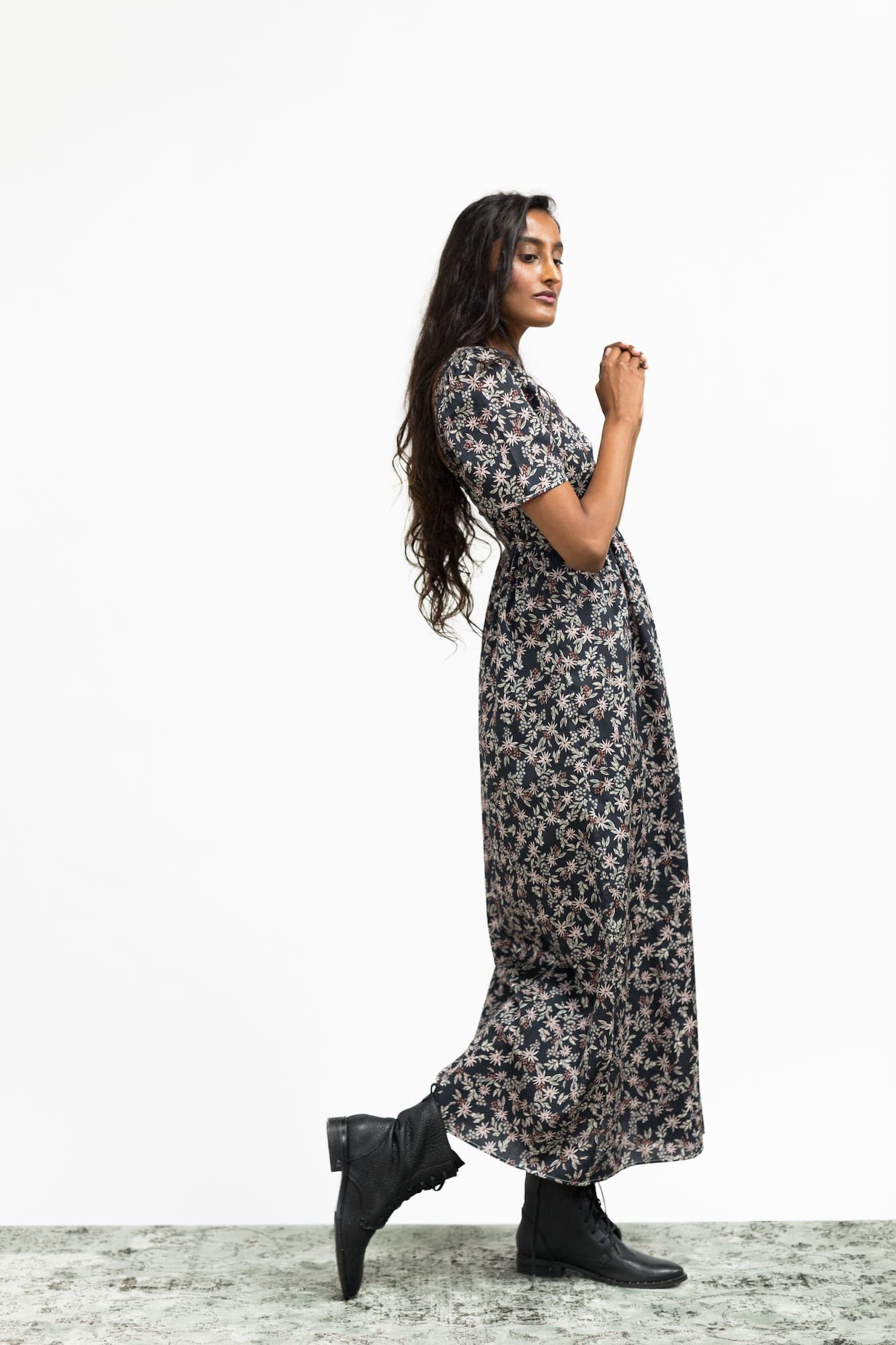 Robe longue Beatrice à décolleté en cœur / Coton fleuri noir