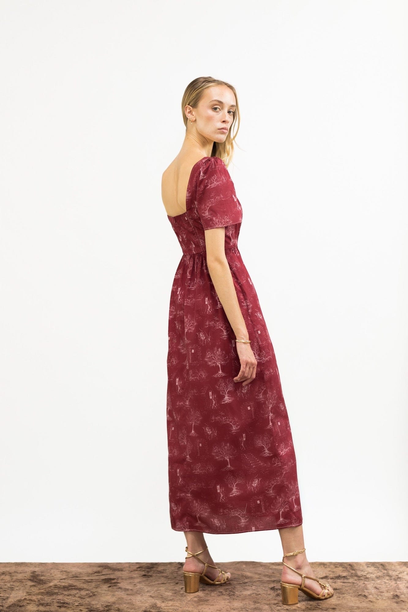 Robe longue Beatrice à décolleté en cœur / Toile de coton rouge rubis + albâtre
