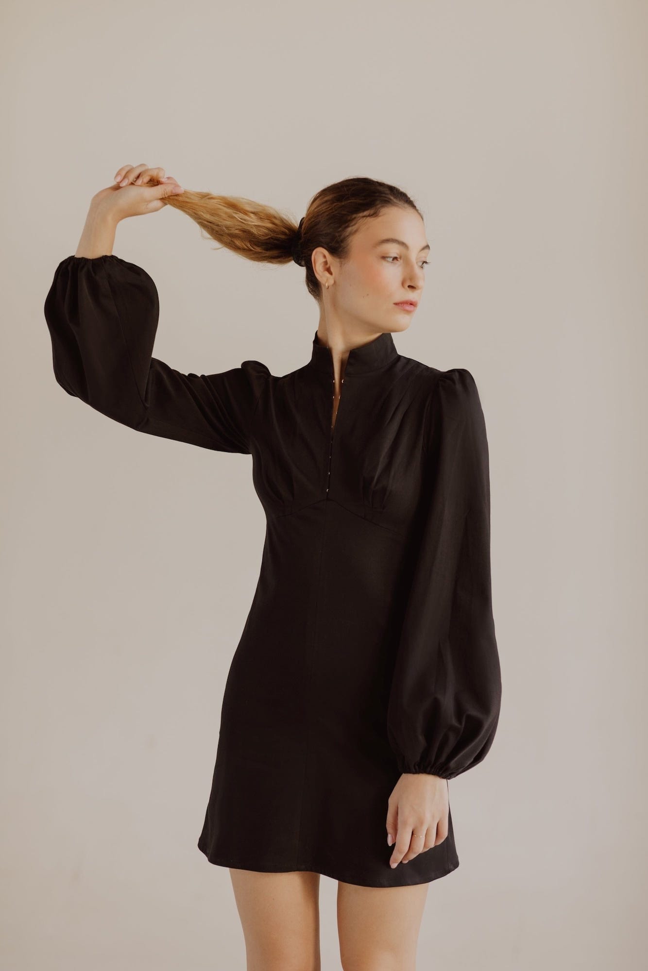 Robe mini empire à col haut Jane