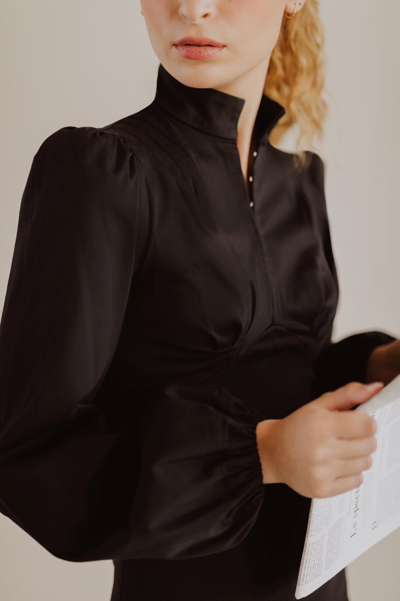 Robe mini empire à col haut Jane