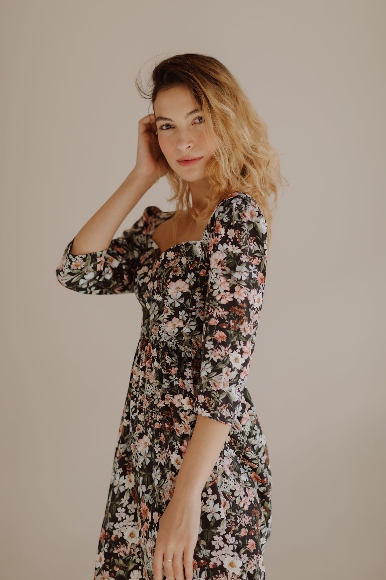 Robe violette / Coton fleuri noir