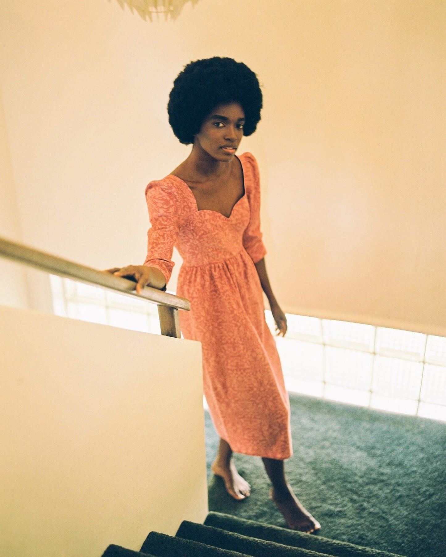 Robe violette en velours côtelé de coton rose baroque