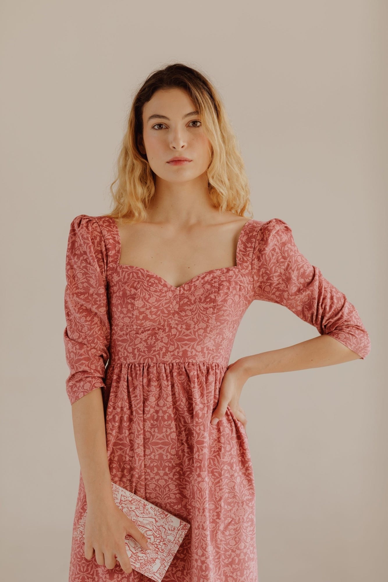 Robe violette en velours côtelé de coton rose baroque