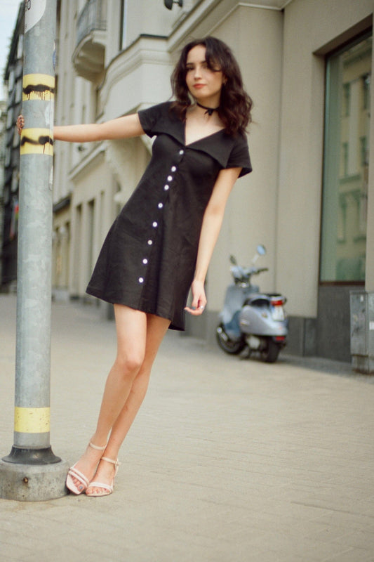 Robe courte Gabi / 100 % lin noir avec boutons coquillages