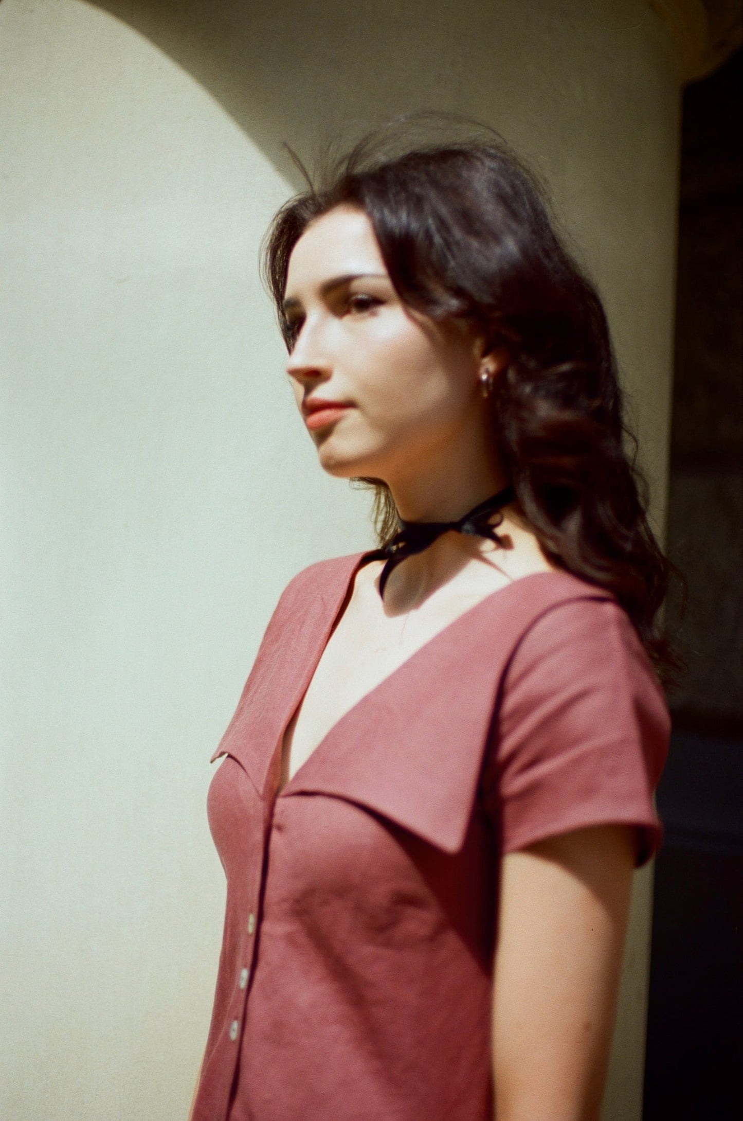 Robe courte Gabi / 100 % lin prune avec boutons coquillages