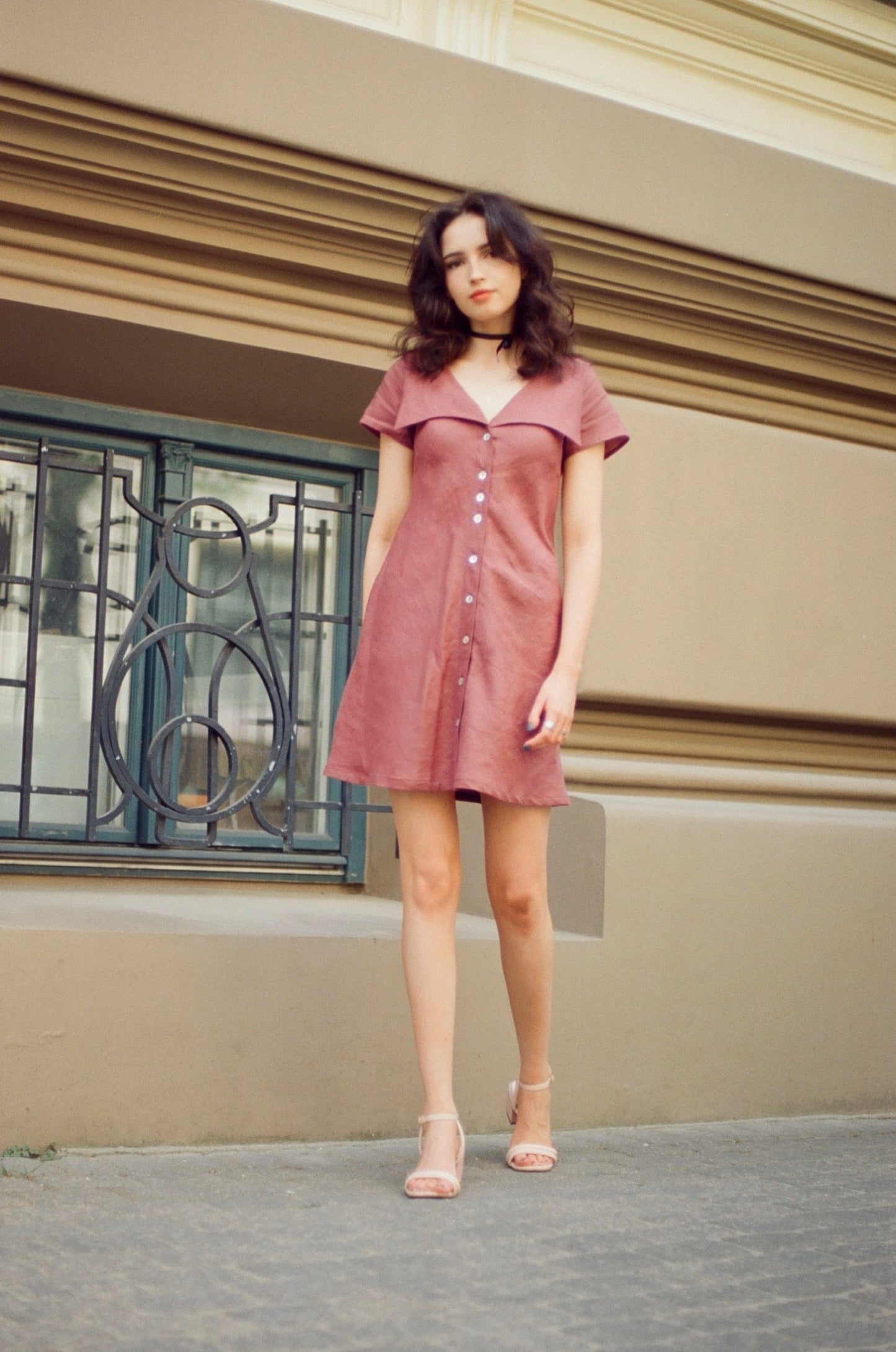 Robe courte Gabi / 100 % lin prune avec boutons coquillages
