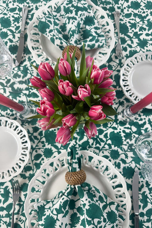 Nappe festive en fleurs de forêt