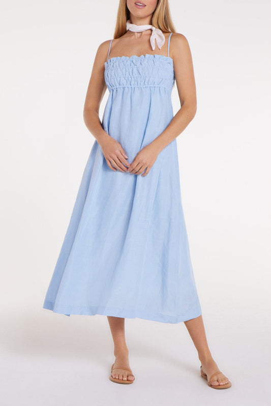 Robe mi-longue à bretelles spaghetti et smocks Margot en bleu chambray