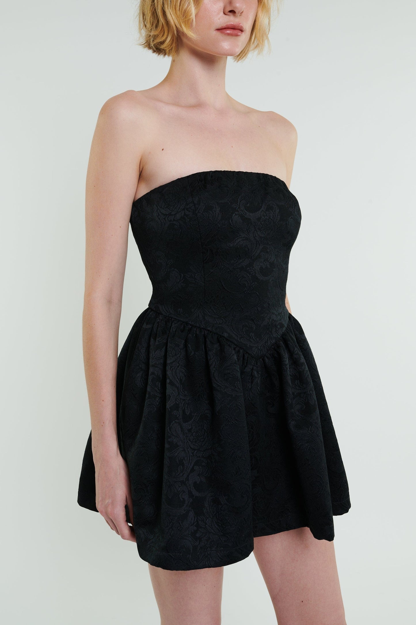 Robe courte Roxanne en noir 