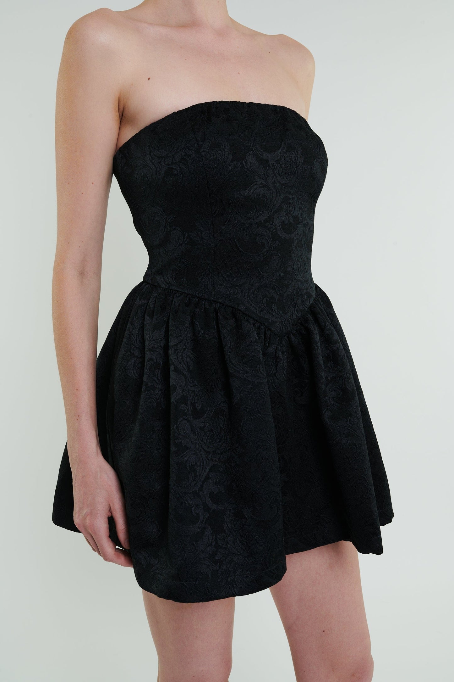Robe courte Roxanne en noir 