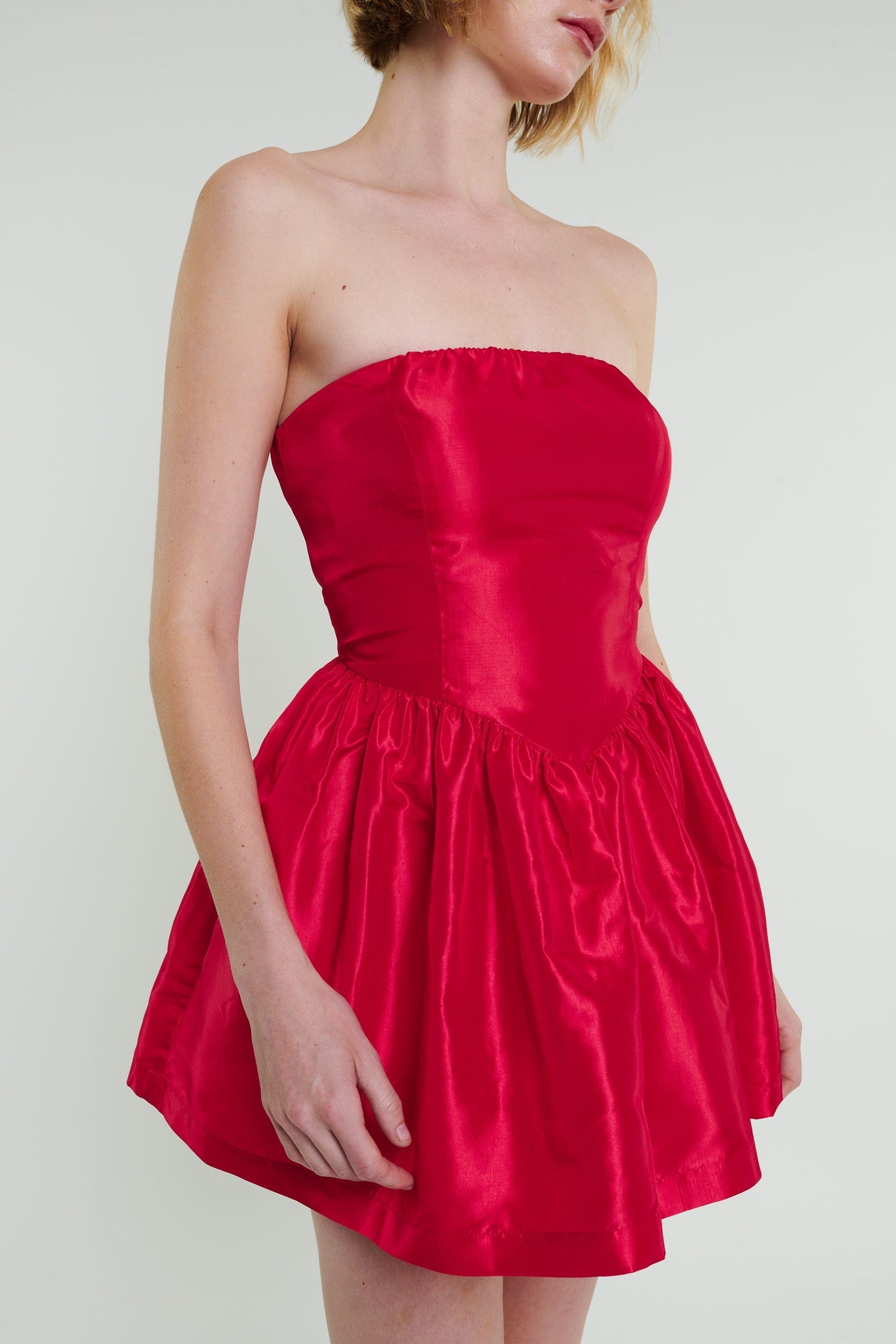 Robe courte Roxanne en rouge cerise