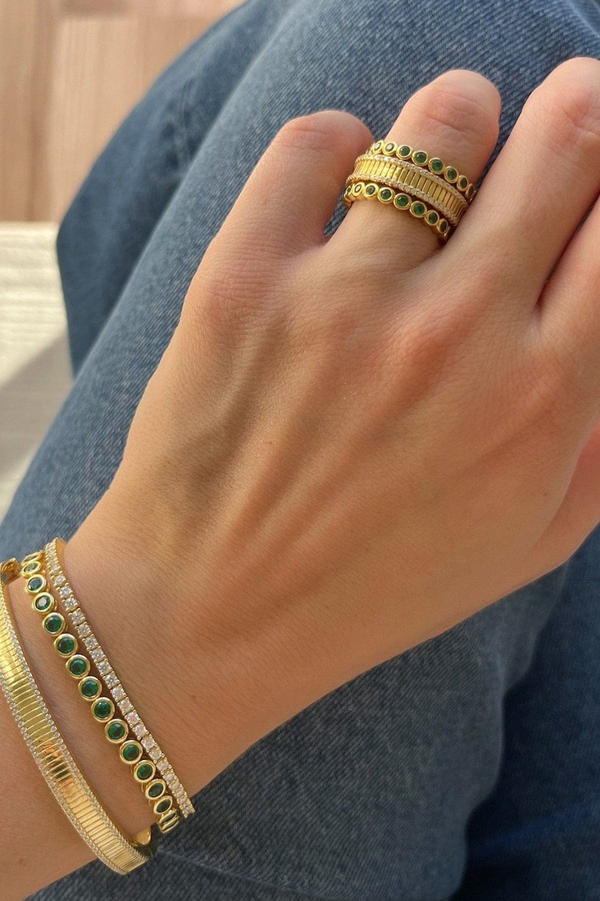 Bague Remi avec lunette en émeraude ronde