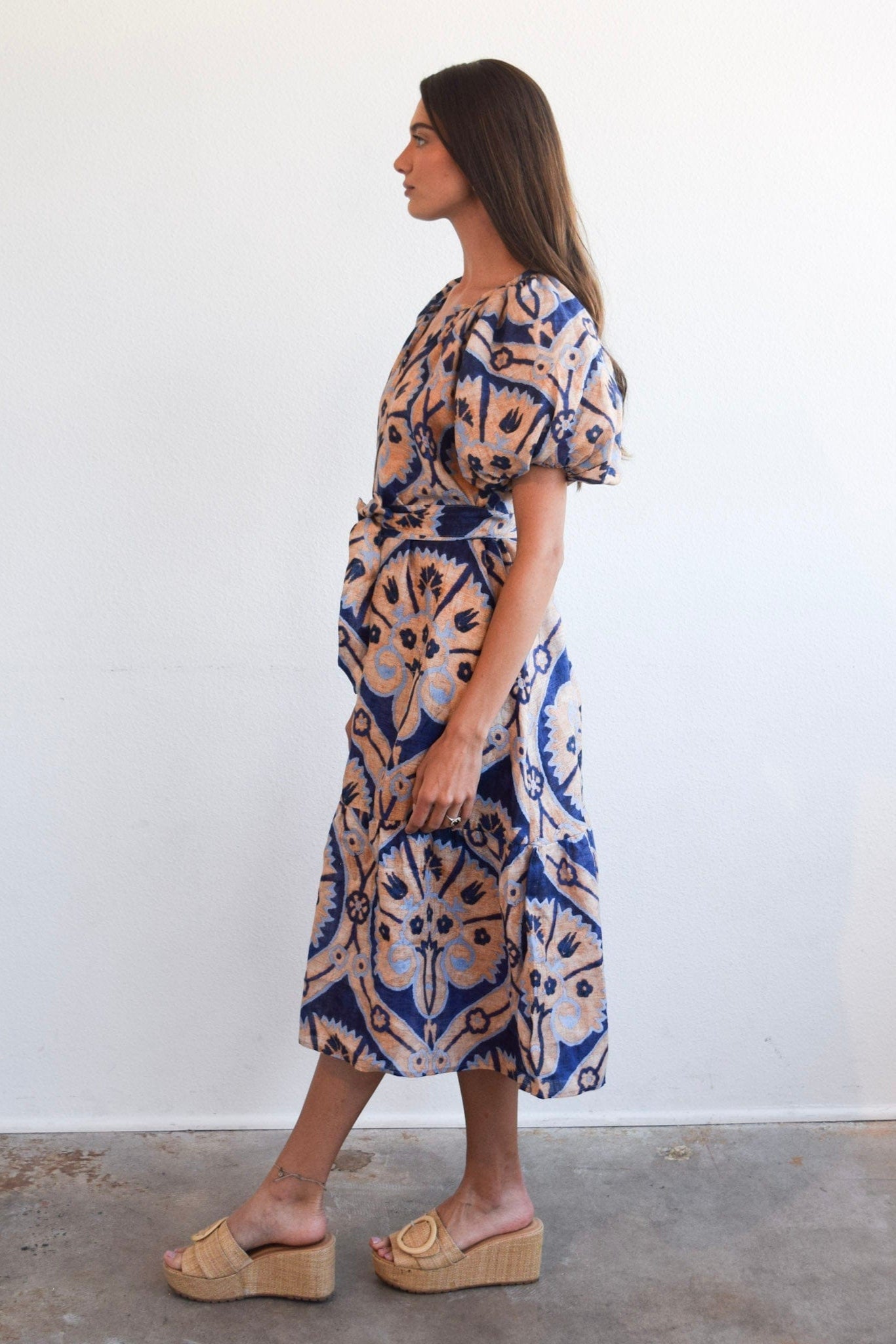 Robe à volants et col en V froncé Médaillon Marakesh