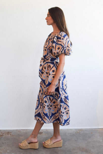 Robe à volants et col en V froncé Médaillon Marakesh