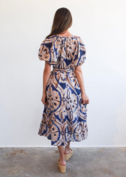 Robe à volants et col en V froncé Médaillon Marakesh