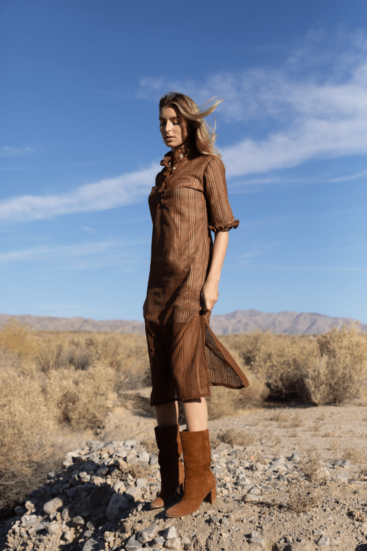 Robe longue à col volanté en dentelle