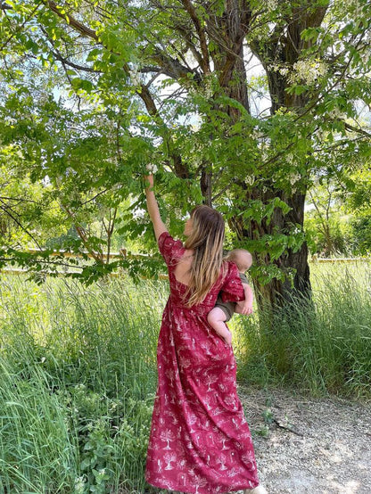 Robe longue Beatrice à décolleté en cœur / Toile de coton rouge rubis + albâtre
