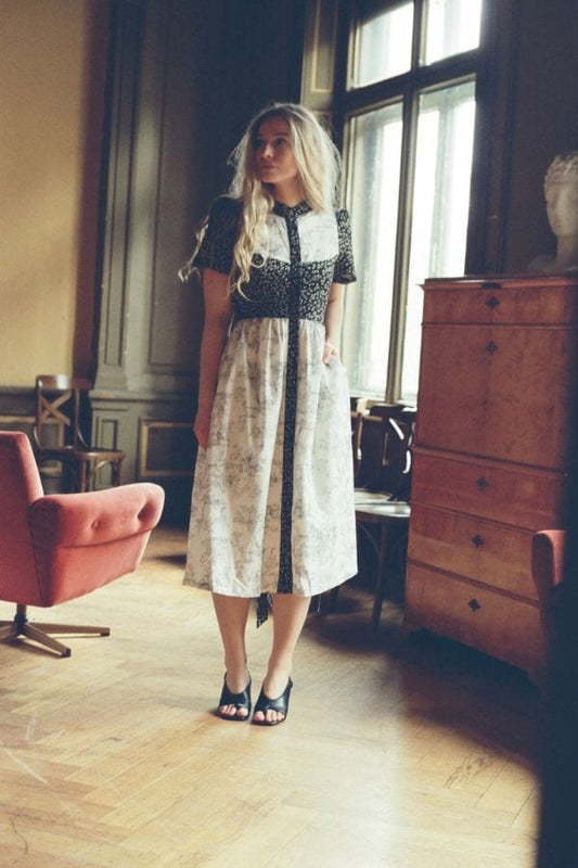 Robe chemise Clover en voile de coton imprimé mini-fleurs noires + toile blanche vintage