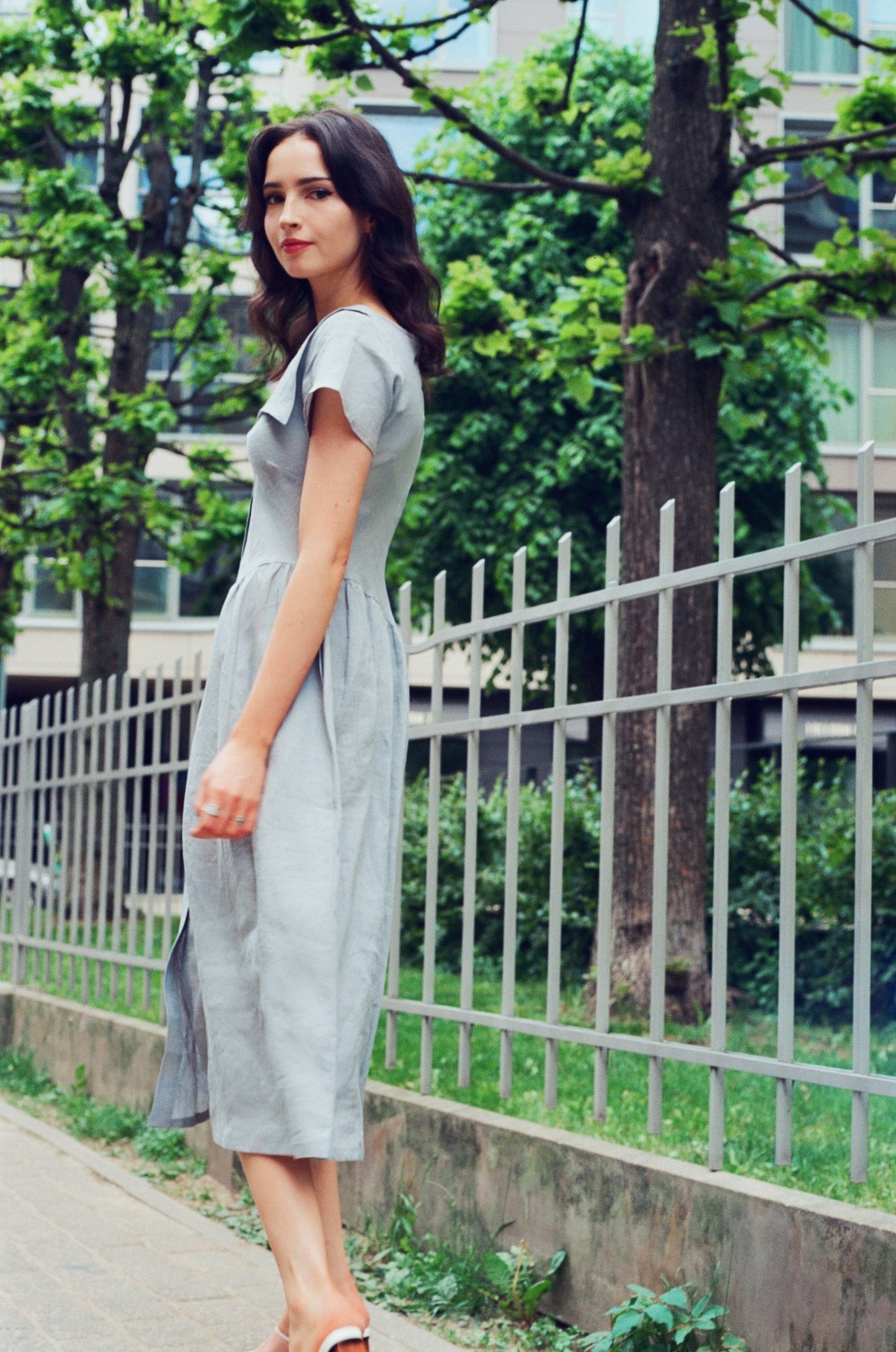 Robe Helena / 100 % lin bleu pâle avec boutons coquillages