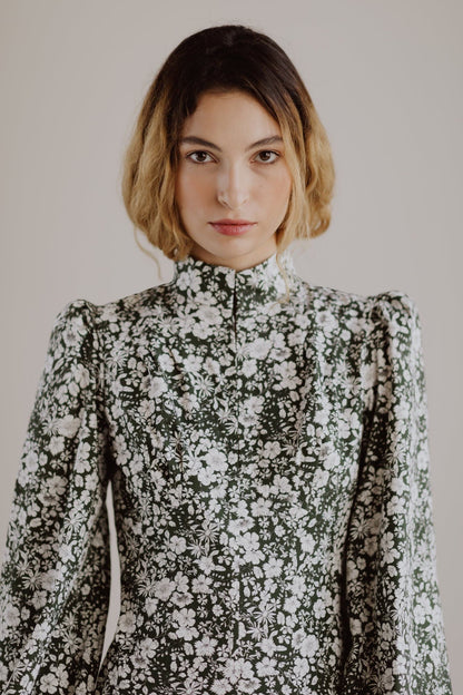 Robe courte empire à col montant Jane / Coton fleuri vert forêt et blanc laiteux