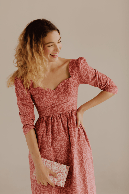 Robe violette en velours côtelé de coton rose baroque