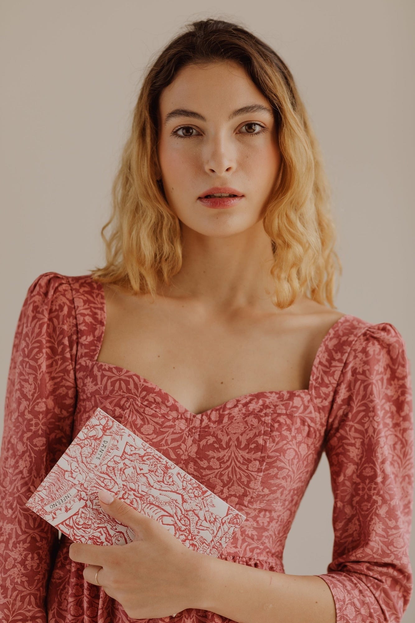 Robe violette en velours côtelé de coton rose baroque