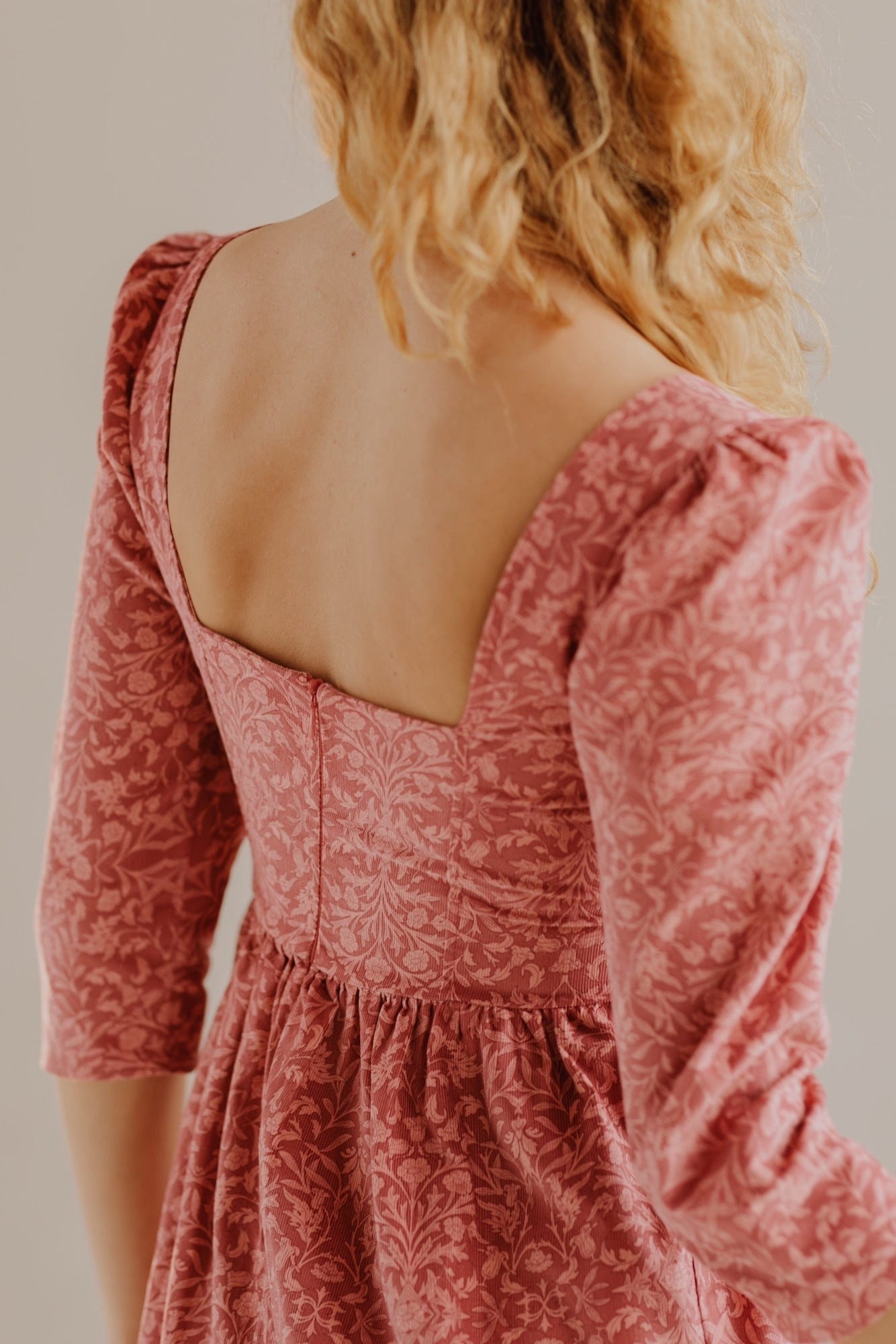 Robe violette en velours côtelé de coton rose baroque