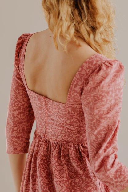 Robe violette en velours côtelé de coton rose baroque