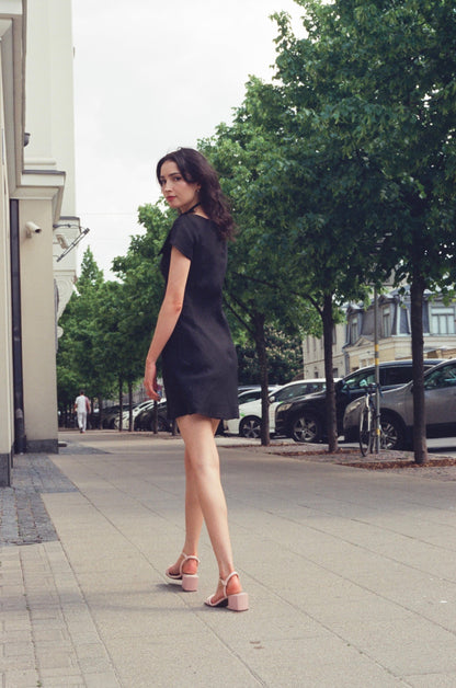 Robe courte Gabi / 100 % lin noir avec boutons coquillages