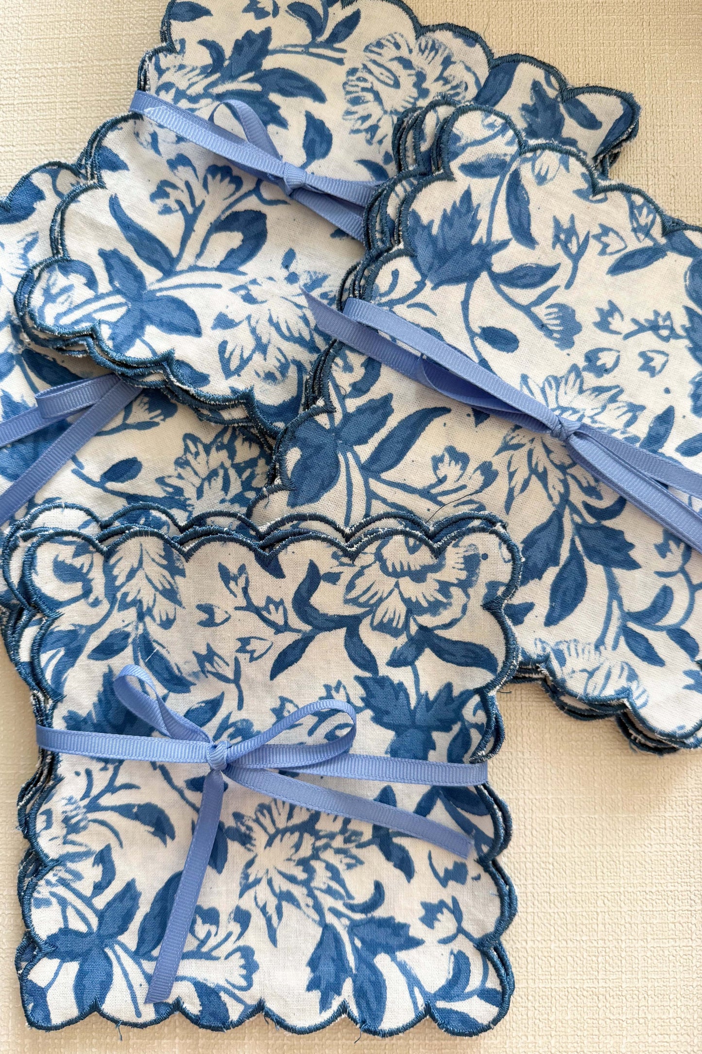 Serviettes à cocktail à bordure festonnée, motif fleurs sauvages bleu côtier