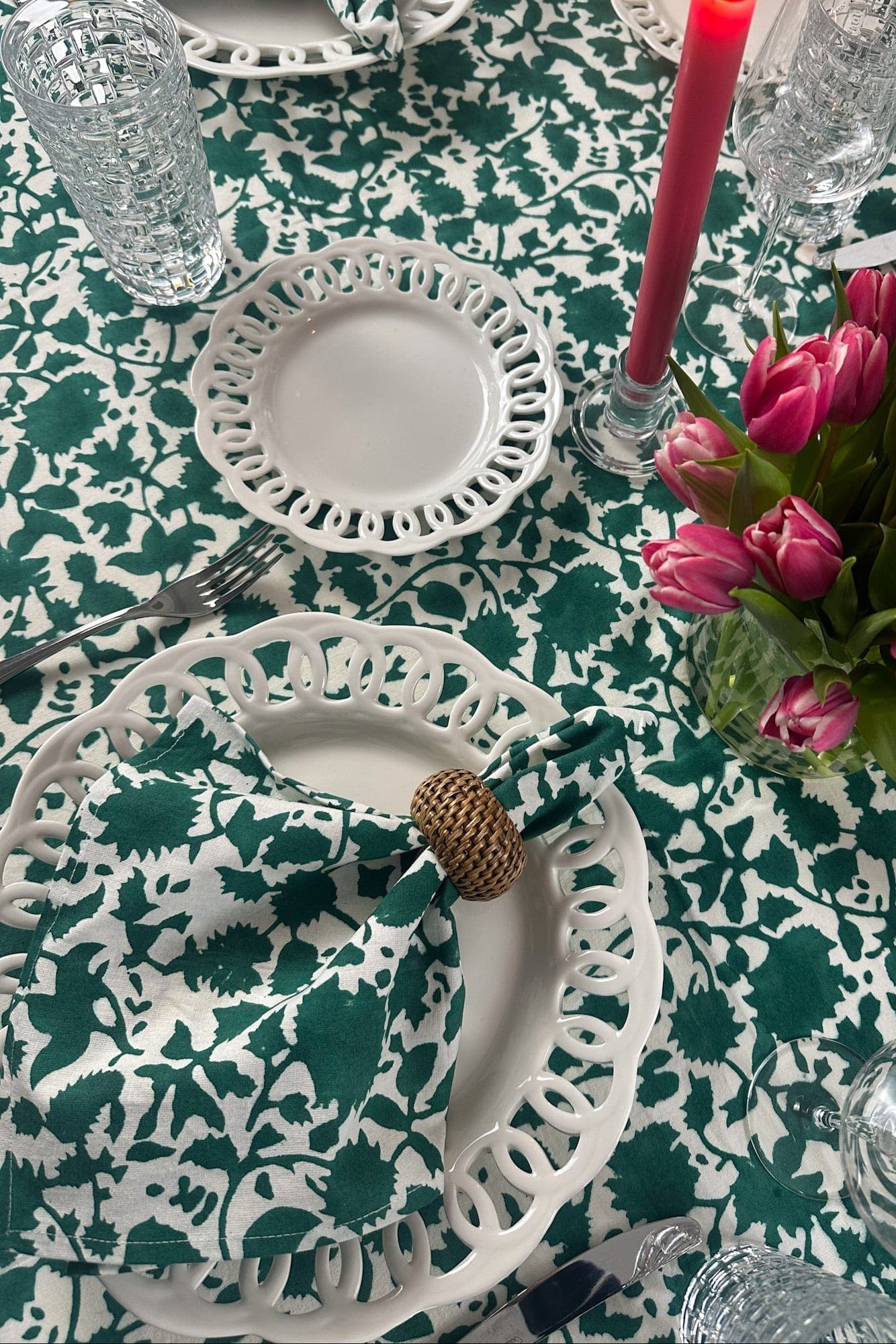 Nappe festive en fleurs de forêt