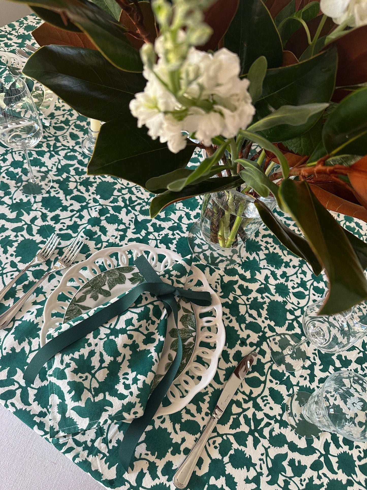 Nappe festive en fleurs de forêt