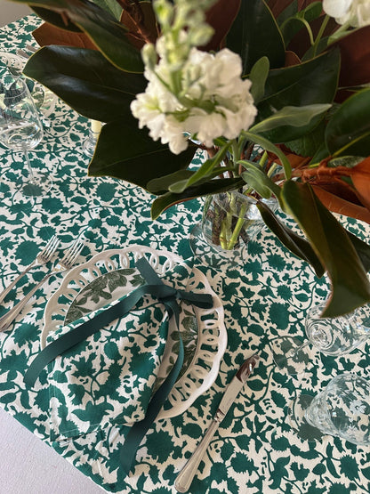 Nappe festive en fleurs de forêt