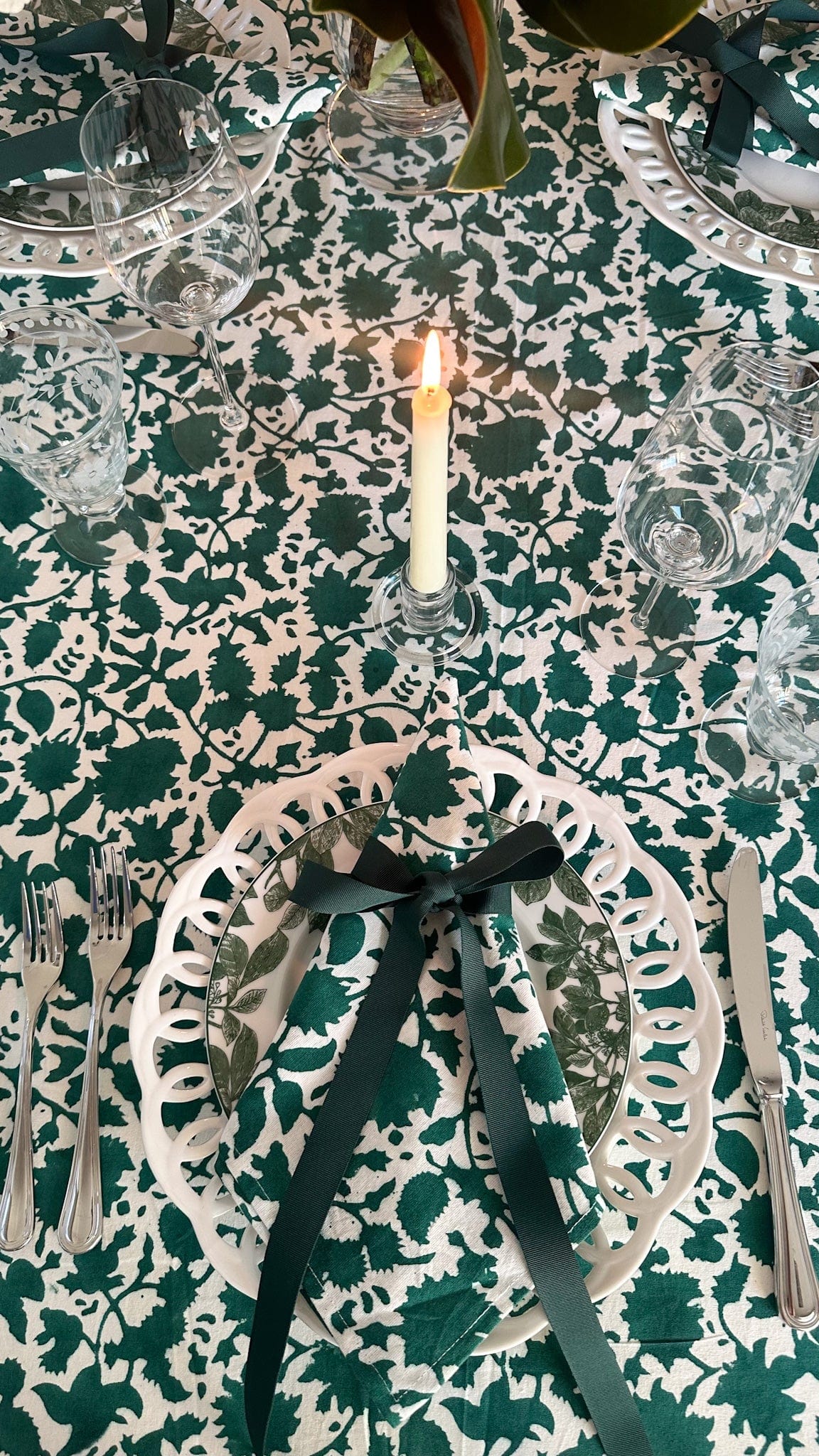 Nappe festive en fleurs de forêt