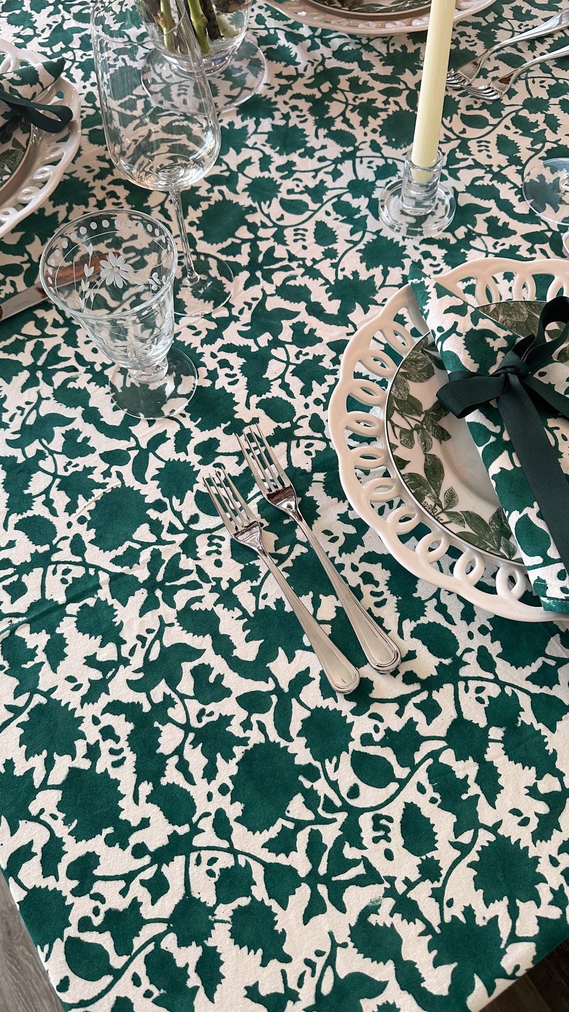 Nappe festive en fleurs de forêt