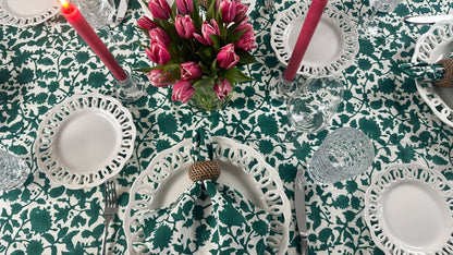 Nappe festive en fleurs de forêt
