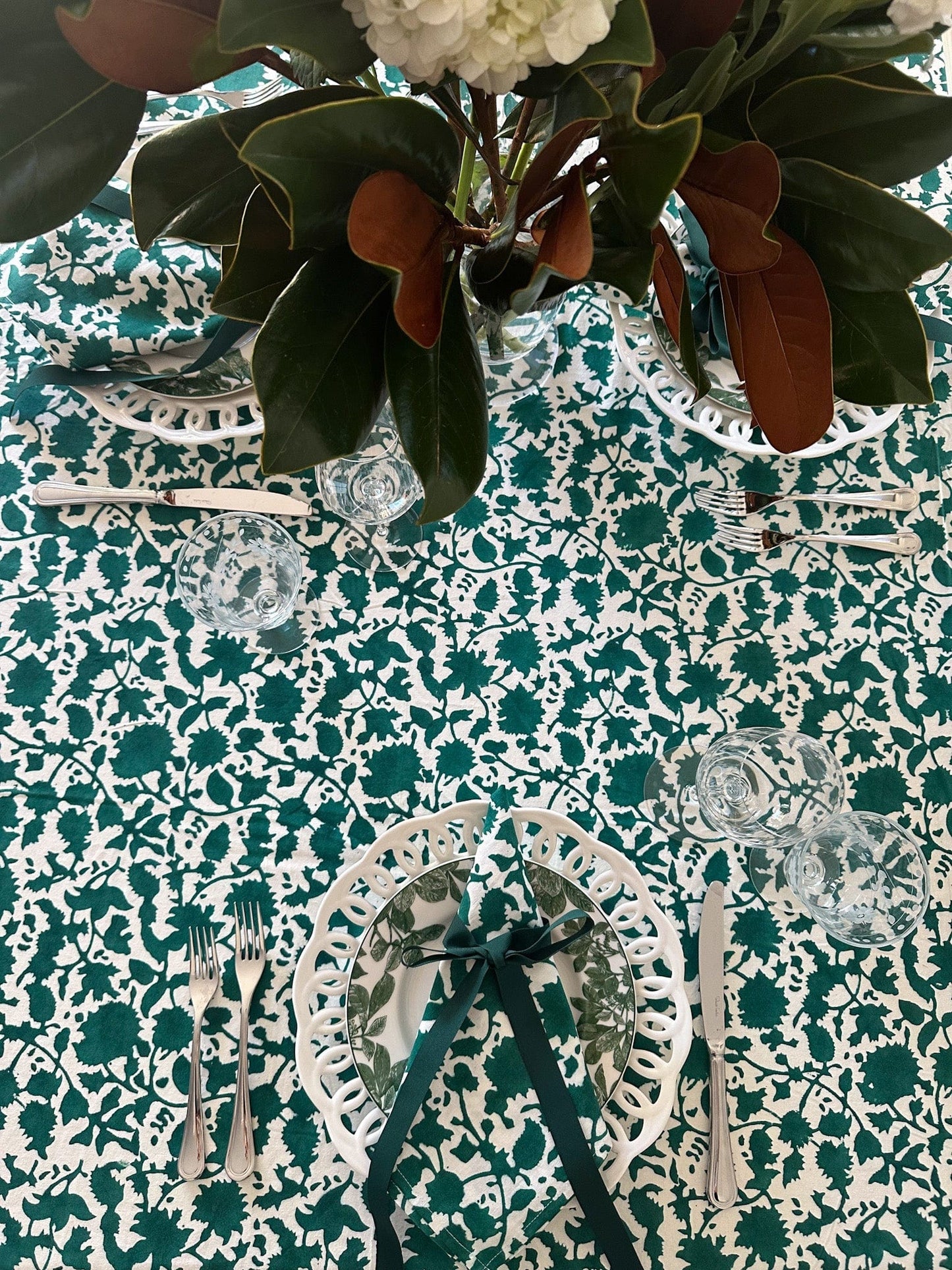 Nappe festive en fleurs de forêt